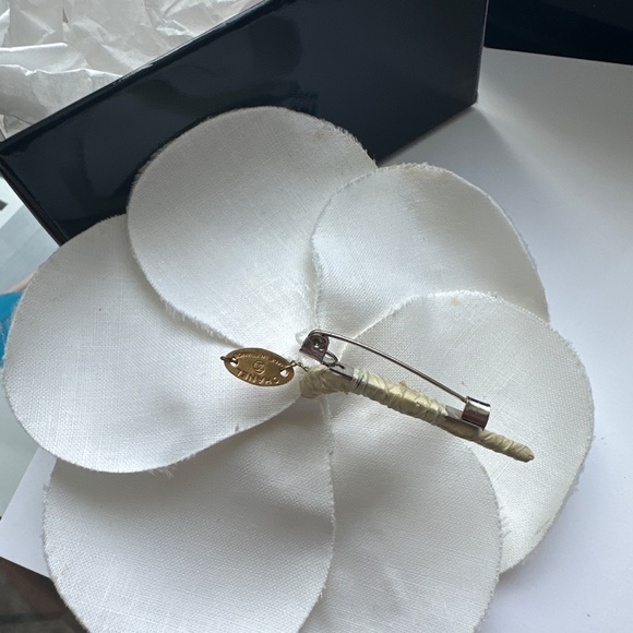 Chanel vintage White Camelia Brooch - Picture 3 of 4